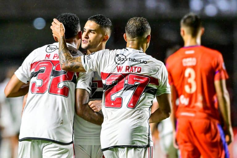No primeiro confronto entre as duas equipes, o São Paulo saiu vitorioso com 2 a 0 no placar.