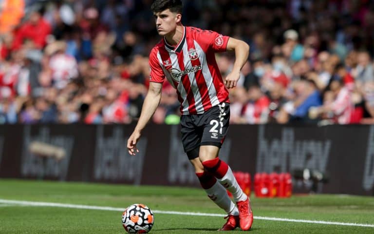 Newcastle abre negociações com Tino Livramento do Southampton