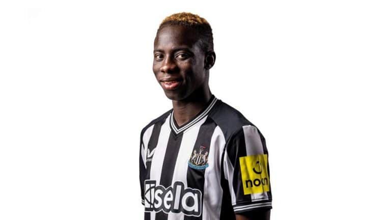 Newcastle fecha contrato com atacante da Gâmbia
