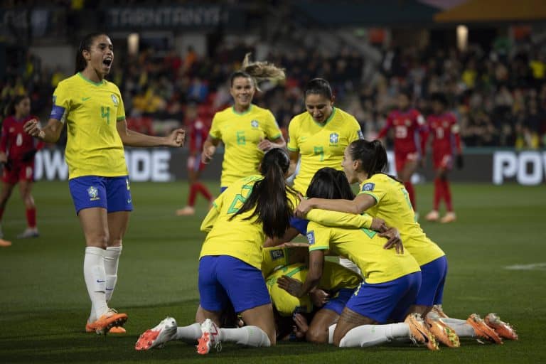 Brasil estreia na Copa do Mundo goleando com autoridade