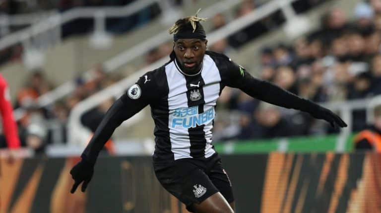 Saint-Maximin acerta com Al-Ahli e negociação preocupa Premier League