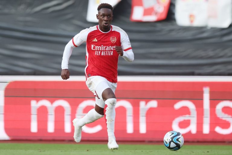 Balogun em campo com a camisa do Arsenal