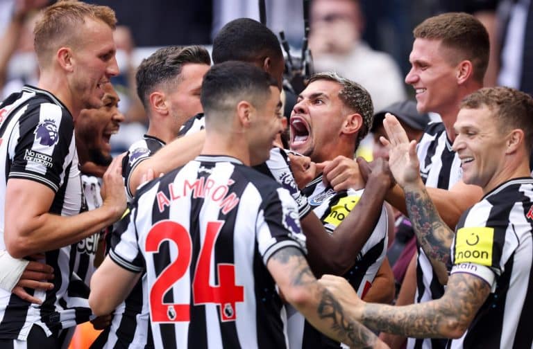 Em jogo intenso e atuações brilhantes Newcastle goleia Aston Villa por 5 a 1