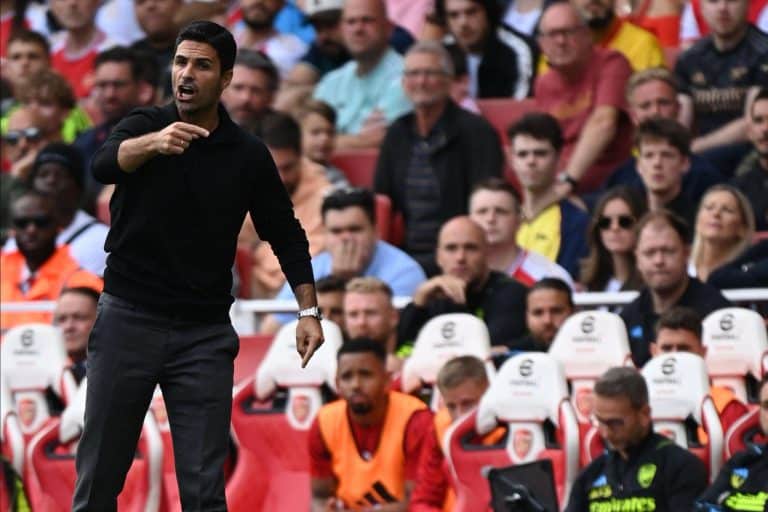 Arteta, técnico do Arsenal, orientando seus atletas.