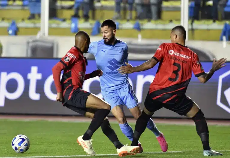 Athletico-PR x Bolívar se enfrentam pela libertadores. Athletico busca a virada.
