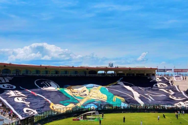 Bandeirão com a face de Eddie estampado na torcida do Vasco