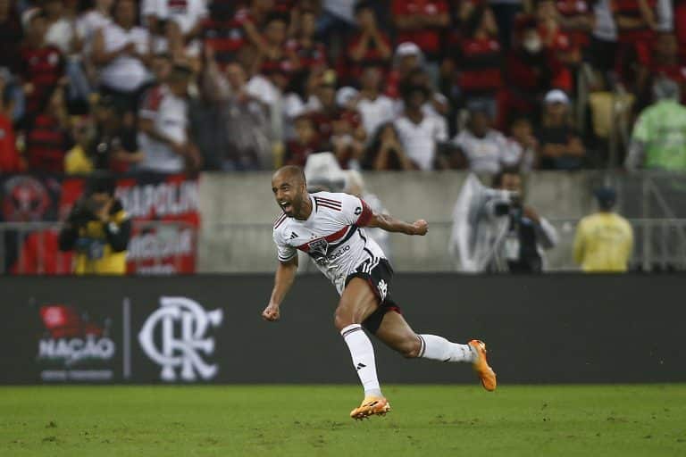 Comemoração de Lucas Moura após primeiro gol em sua passagem no São Paulo