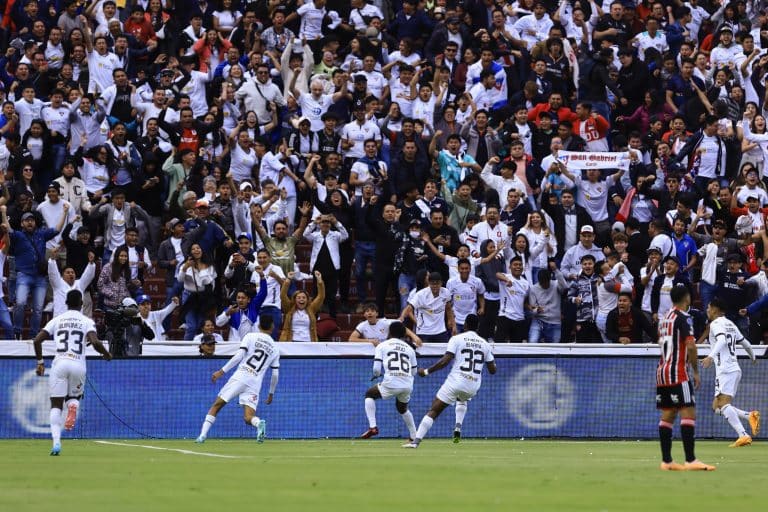 LDU dominou e venceu o São Paulo em casa por 2 a 1 na partida de ida.
