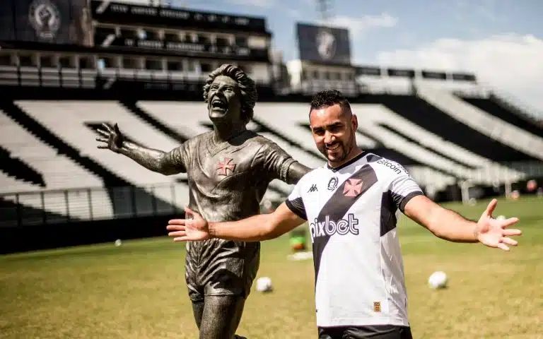 Payet anunciado pelo Vasco no estádio São Januário com a estátua de Roberto Dinamite.