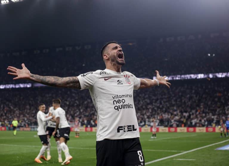 Renato Augusto foi decisivo para o Corinthians ter garantido a vantagem no jogo de ida.