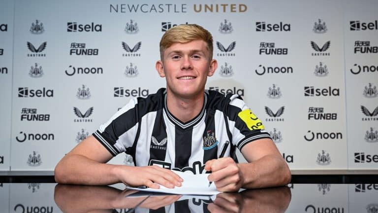 Lewis Hall do Chelsea é a nova contratação dos Magpies
