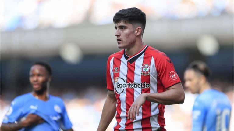 Newcastle acerta contratação de Tino Livramento