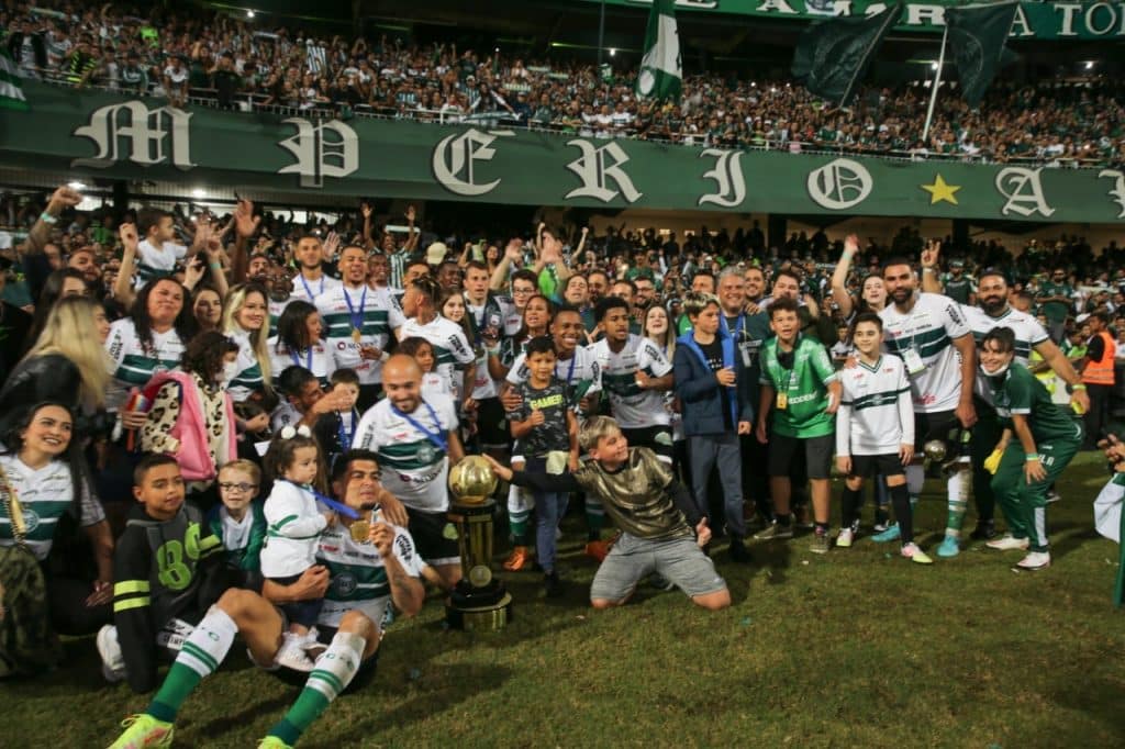 No cenário estadual, o Coritiba leva a melhor com mais títulos (Foto: Geraldo Bubniak/AGB)