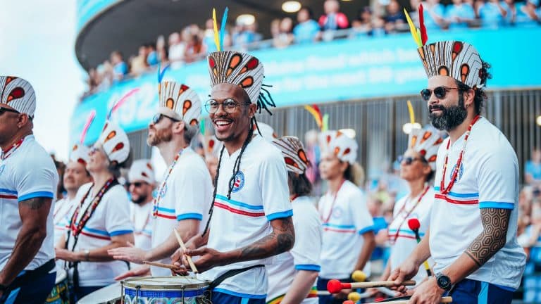 Torcedores do Bahia fazem festa em Manchester, Inglaterra, em evento produzido pelo Grupo City