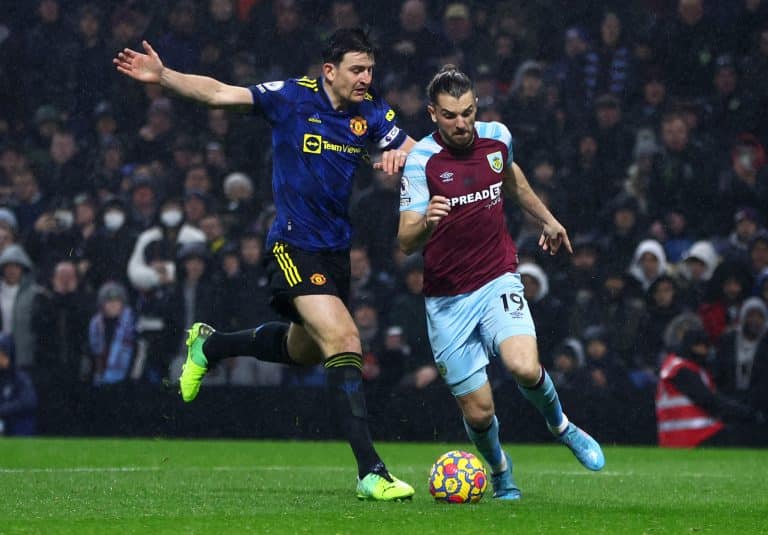 Jogadores de Burnley x Manchester United em disputa de bola