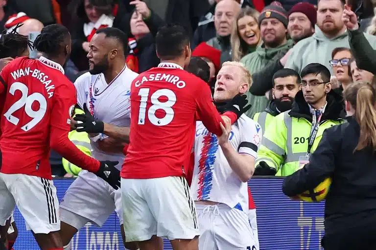 Manchester United x Crystal Palace em que Casemiro enforca outro jogador