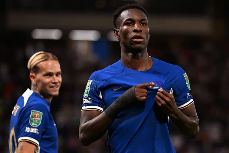 Nico Jackson marca e Chelsea avança na Copa da Liga