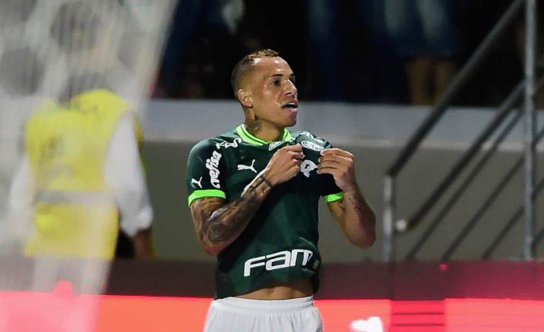 Palmeiras marca no fim