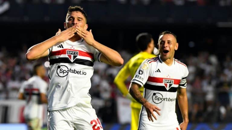No primeiro turno, o São Paulo levou a melhor e superou o Internacional por 2 a 0.