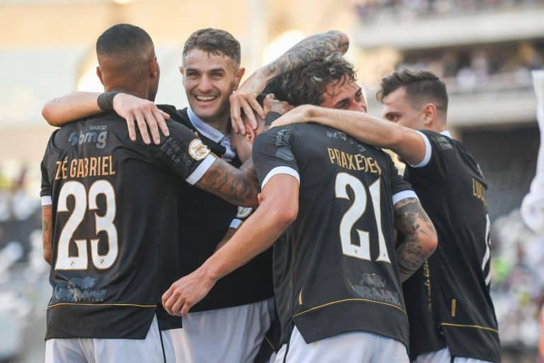Elenco do Vasco comemorando.