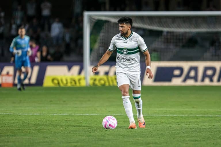 Marcelino Moreno tentou, mas não conseguiu fazer muito pelo Coritiba nesse domingo (Foto: Gabriel Thá/Coritiba)