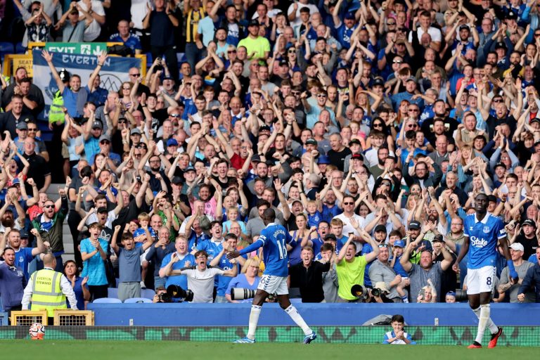 Um leão em campo, Doucouré é ovacionado pela torcida do Everton na vitória por 3 a 0 em casa. (Foto: Reprodução/Everton FC)