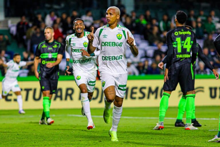 Em grande fase, Deyverson faz mais uma vítima nesse Brasileirão 2023: o atacante marcou o primeiro gol do Cuiabá diante do Coritiba. (Foto: Reprodução/Cuiabá EC)