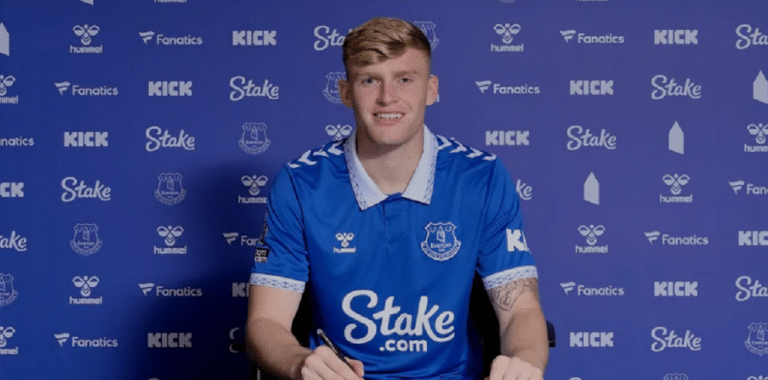 Peça importante da defesa do Everton, Jarrad Branthwaite renovou seu contrato com o clube de Merseyside. (Foto: Reprodução/Everton FC)
