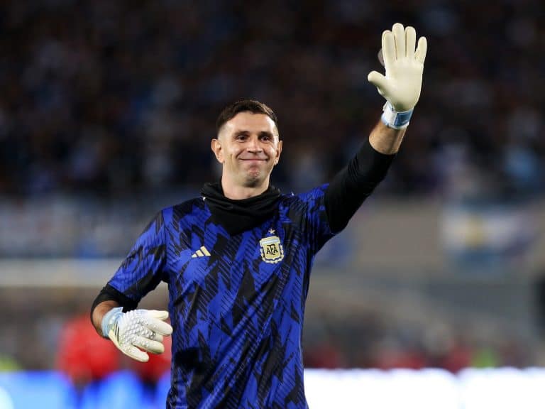 Dibu Martinez quebra recorde histórico e se torna goleiro que está há mais tempo sem sofrer gols