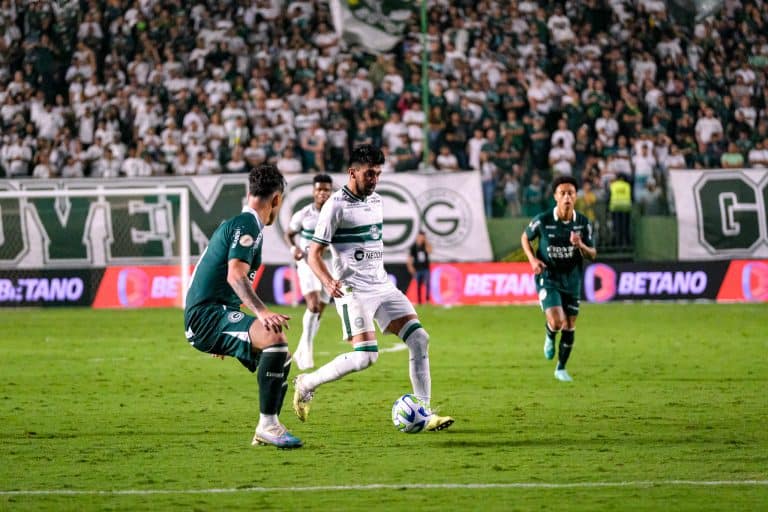 No duelo de desesperados, Coritiba e Goiás duelam nessa rodada de Brasileirão. (Foto: Gabriel Thá / Coritiba)
