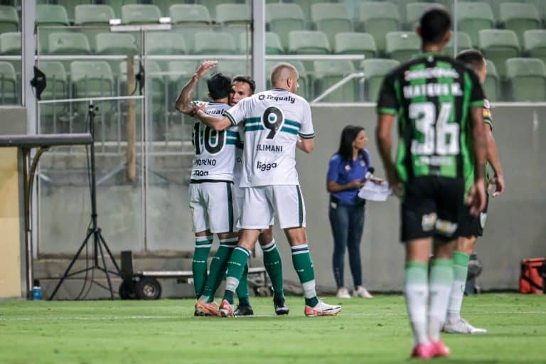 Em jogo dos lanternas, o Coritiba venceu e rebaixou oficialmente o América (Foto: Gabriel Thá / Coritiba)