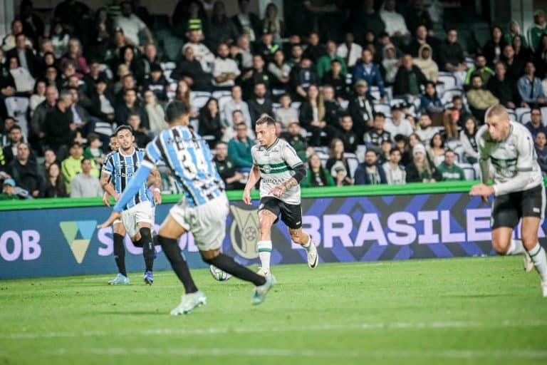 Em mais um jogo como mandante, Coritiba sai derrotado. Bom para o Grêmio que revê um prelúdio de boa fase (Foto: Gabriel Thá/Coritiba)
