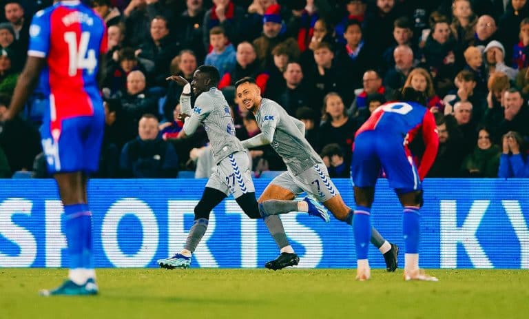 Gueye celebra o gol que deu a vitória ao Everton diante do Palace. (Foto: Reprodução/twitter @Danjuma)