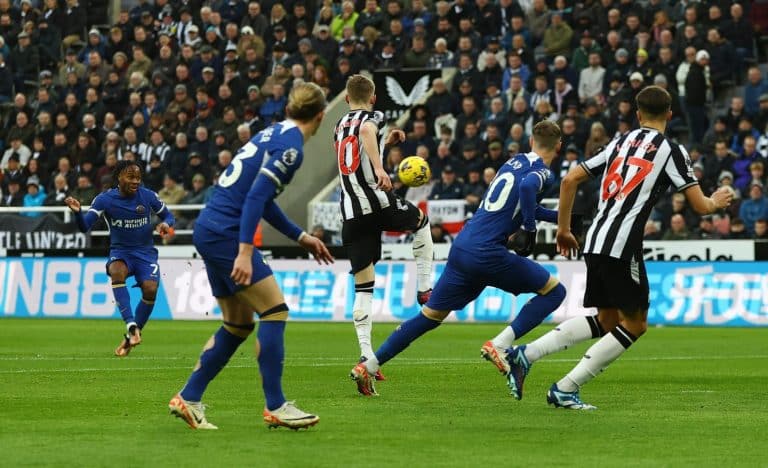 Newcastle domina e goleia Chelsea por 4 a 1