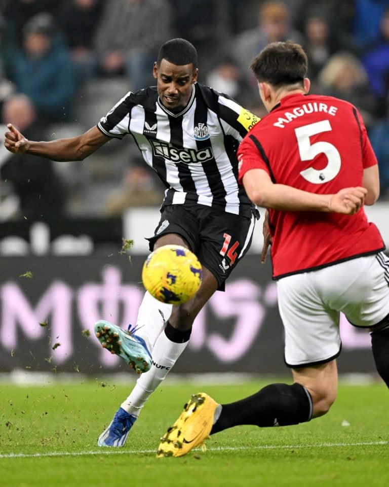 Com domínio absoluto, Newcastle vence Manchester United por 1 a 0
