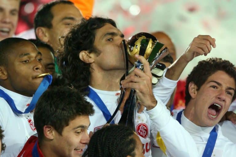 Fernandão levantando a taça do Mundial de Clubes 2006