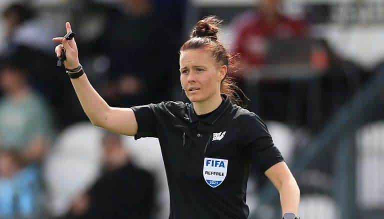 Conheça a história de Rebecca Welch, a primeira mulher a apitar um jogo de Premier League