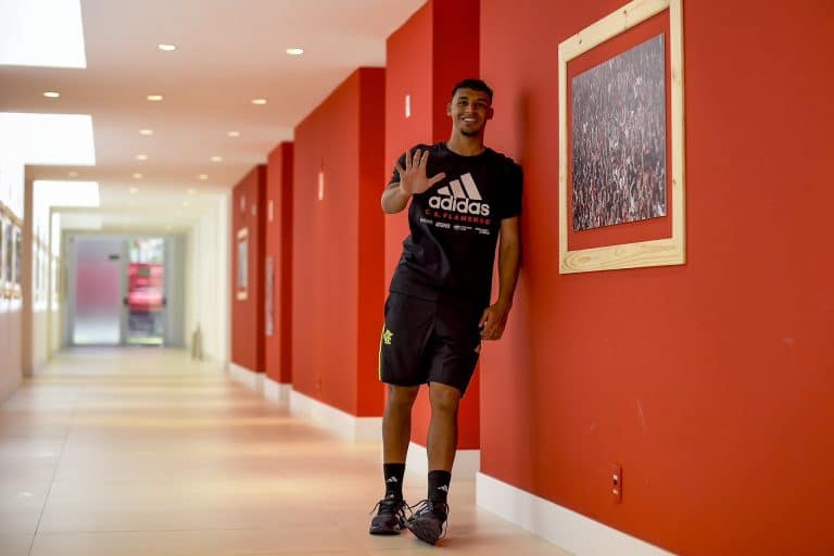 Victor Hugo renova com o Flamengo até 2028