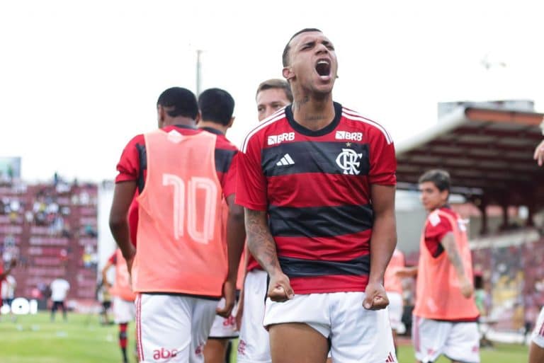 Petterson comemora após marcar o primeiro gol do Flamengo na Copinha