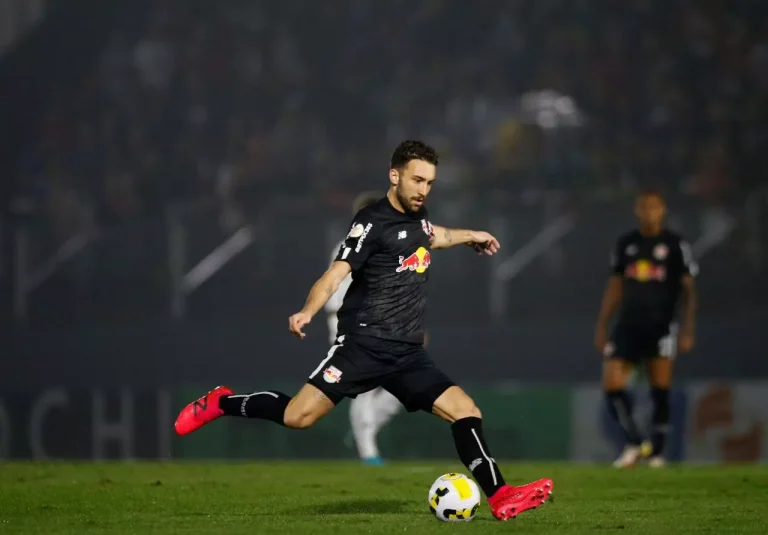 Flamengo se aproxima de valores pedidos pelo Bragantino e confia na contratação de Léo Ortiz
