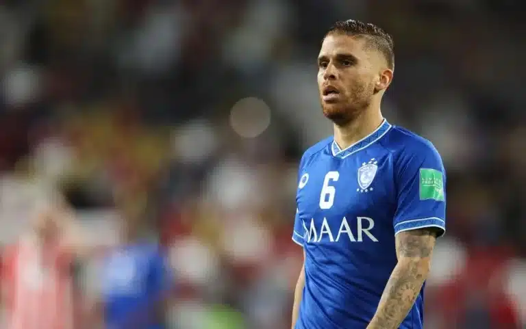 Gustavo Cuellar, possível novo reforço do Vasco, atuando na Arábia.