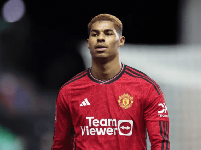 Marcus Rashford é flagrado em boate após faltar ao treino alegando estar doente