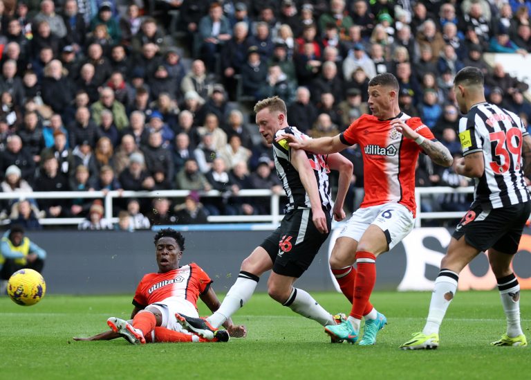Com 8 gols, Newcastle e Luton Town empatam em jogo eletrizante
