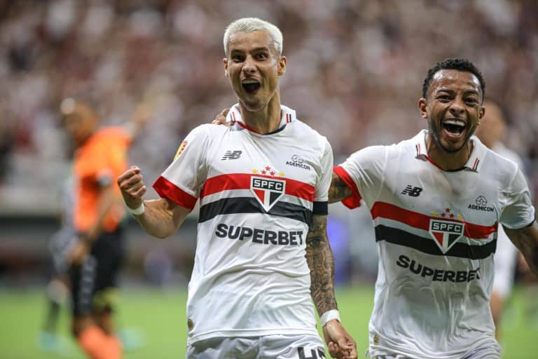 Ferreirinha comemora seu primeiro gol com a camisa do São Paulo.