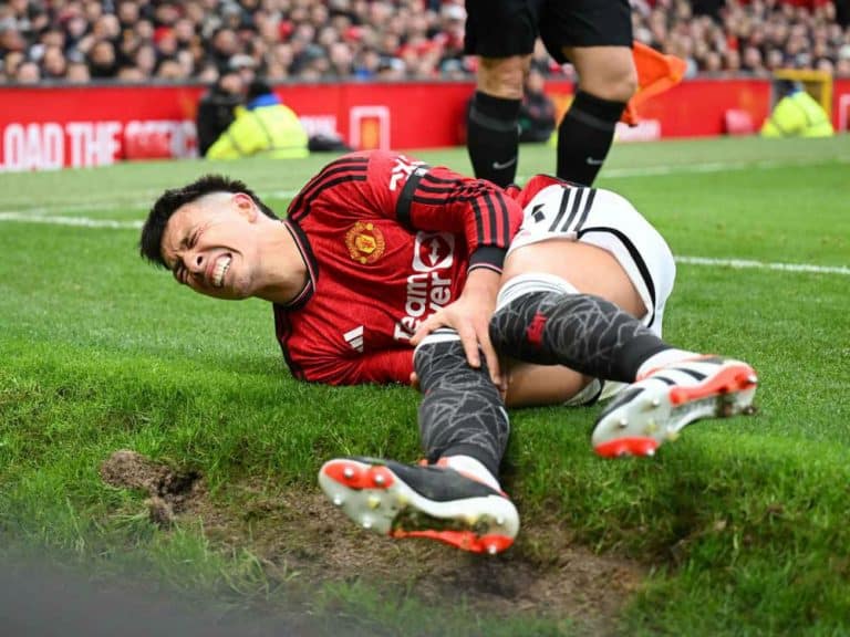 Lesão de Lisandro Martínez gera preocupação no Manchester United