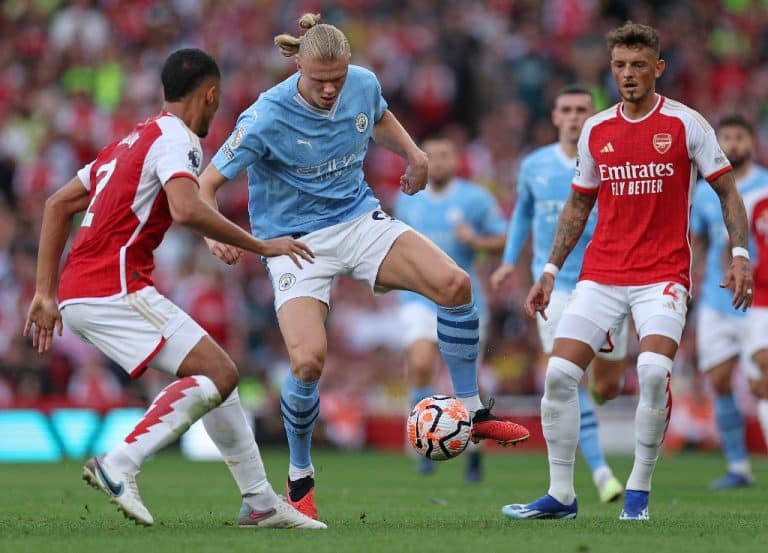 Arsenal x Manchester City no Emirates Stadium em 2023.