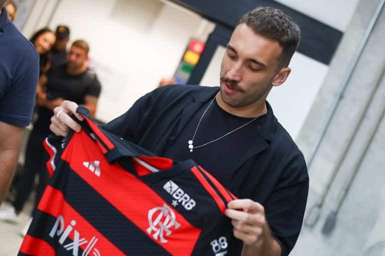 Flamengo anuncia a contratação do zagueiro Léo Ortiz