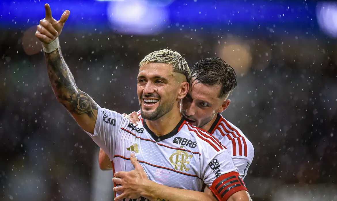 Com mais uma grande atuação, Flamengo bate Fluminense e larga em vantagem nas semis do Carioca