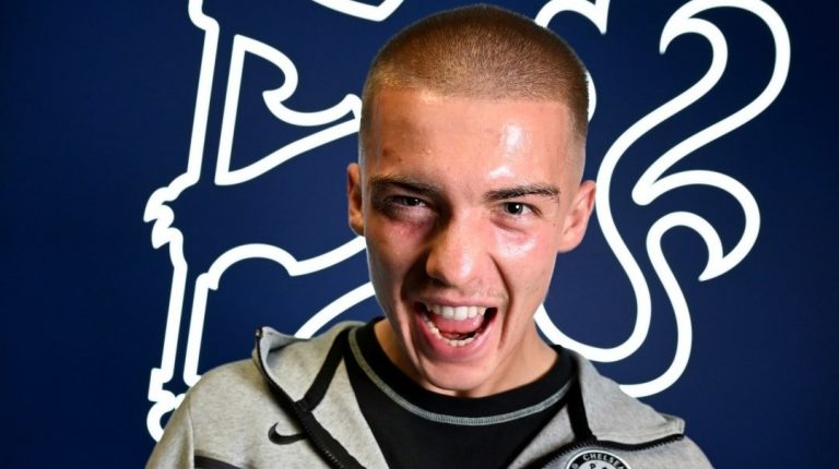 Alfie Gilchrist assina novo contrato