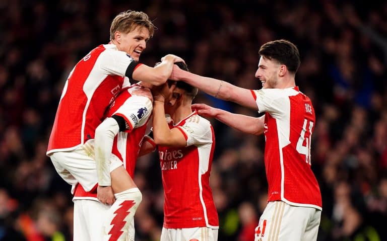 Arsenal goleia o Chelsea e sonho da conquista da Premier League se torna mais real